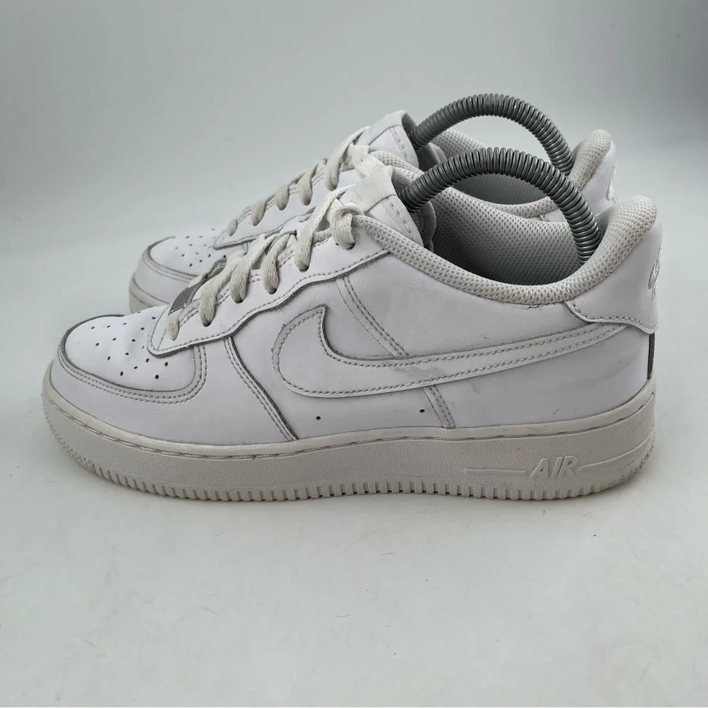 👞 Nike Big Kid’s Air Force 1 LE GS Triple White Sneakers Shoes - Size 7 Youth